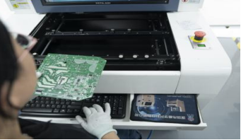 人在玩电脑<br><br>AI 生成的内容可能不正确。